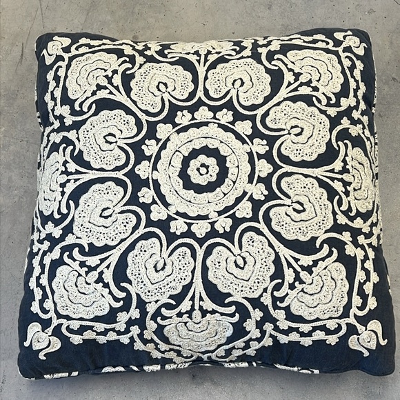 Single Accent Pillow - Picture 4 of 6